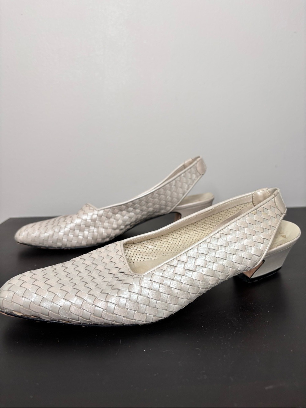 Amalfi by Rangoni Slingback Kitten Heels Woven Leather Cream Size 8 AA